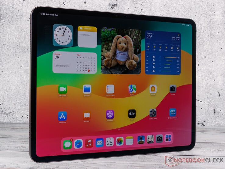 L'iPad Pro 13 (M4) a des bords d'écran relativement fins pour une tablette. (Source de l'image : Notebookcheck)