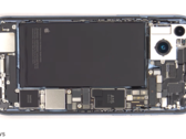 Les composants internes de l'iPhone 14 Plus. (Source : PBKReviews via YouTube)