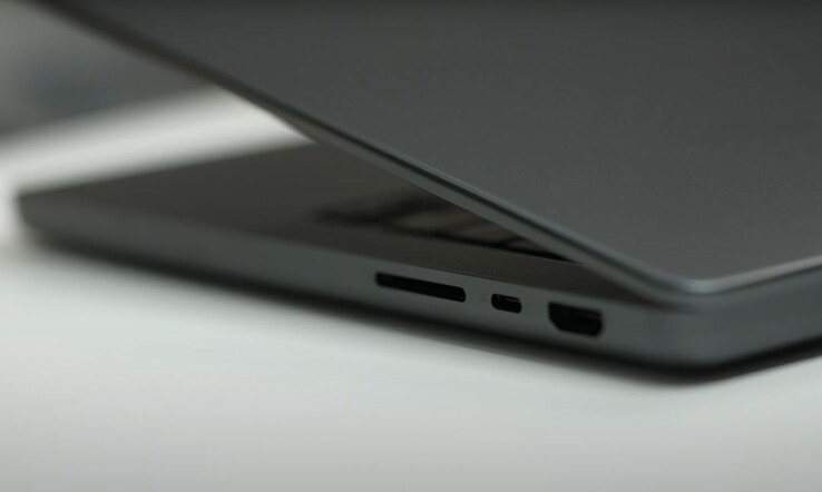 Applele prochain MacBook Pro M4 sera doté d'un port Thunderbolt 4 supplémentaire. (Source de l'image : Romancev768V via YouTube)