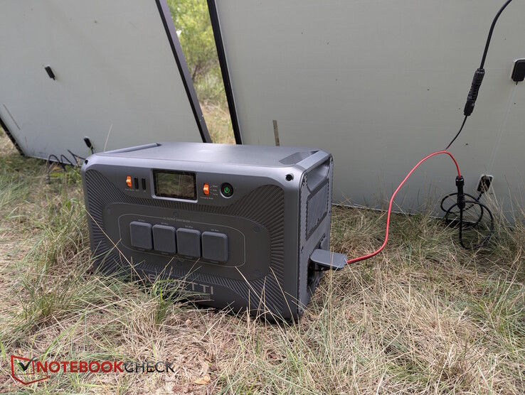 Panneau solaire via l'une des deux entrées XT60