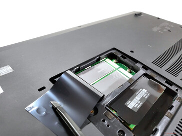 ThinkPad P17 G2 : Emplacements SSD inoccupés sous la trappe de maintenance