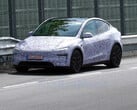 La Tesla Model Y Performance 2026 sur le circuit du Nürburgring. (Source de l'image : CarSpy/YT)