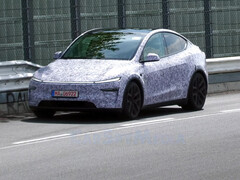 La Tesla Model Y Performance 2026 sur le circuit du Nürburgring. (Source de l'image : CarSpy/YT)