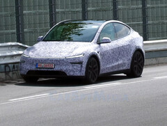 La Tesla Model Y Performance 2026 sur le circuit du Nürburgring. (Source de l&#039;image : CarSpy/YT)