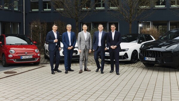 Sixt &amp; Stellantis : Vinzenz Pflanz (CBO, Sixt), Cyrille Moreau (Stellantis Corporate Sales Director, Enlarged Europe), Uwe Hochgeschurtz (Stellantis Chief Operating Officer, Enlarged Europe), Alexander &amp; Konstantin Sixt (Co-CEOs, Sixt).