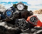 Quatre montres de plongée Citizen Promaster Marine, déclinées en blanc, noir, bleu et orange, sont exposées sur des rochers au bord de la mer.