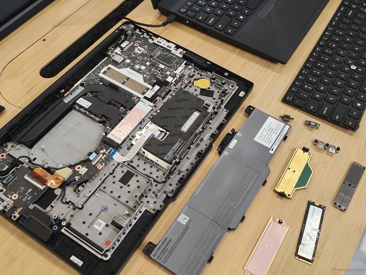 Le Lenovo ThinkPad T14 Gen 7 avec les CRU enlevées.