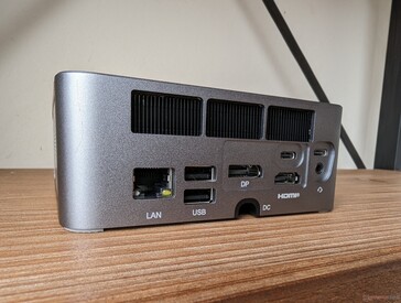 Arrière : RJ-45 à 2,5 Gbps, 2x USB-A 2.0, DisplayPort 1.4, 2x USB-C 4.0 avec Power Delivery + DisplayPort, HDMI 2.1