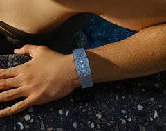 Le nouveau bracelet de fitness Halo de Rogbid (photo) est livré avec quatre bracelets interchangeables en nylon et en silicone de différentes couleurs. (Source : Rogbid)