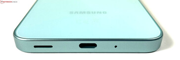 En bas : haut-parleur, USB-C 2.0, microphone