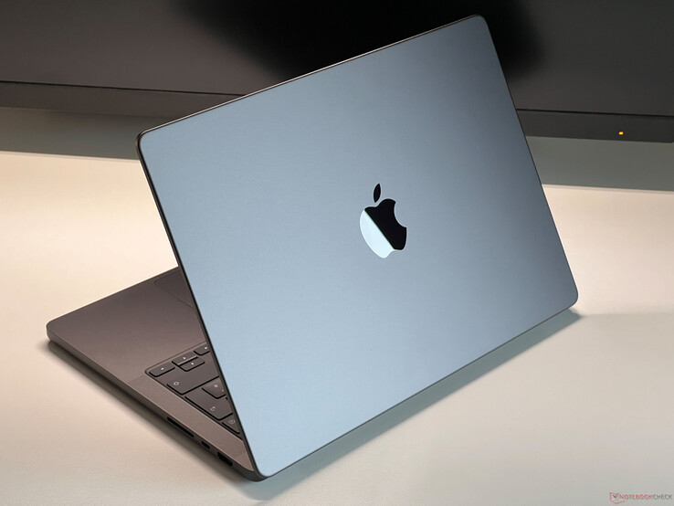 Apple MacBook Pro en Space Grey placé sur un bureau avec le couvercle partiellement ouvert, montrant le clavier et le logo Apple (Image source : Notebookcheck)