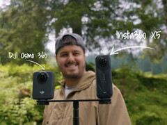 La DJI Osmo 360 et l'Insta360 X5 l'une à côté de l'autre. (Source de l'image : Benett Graezer)
