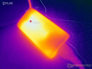 L'adaptateur CA atteint plus de 40 C lorsqu'il est en charge