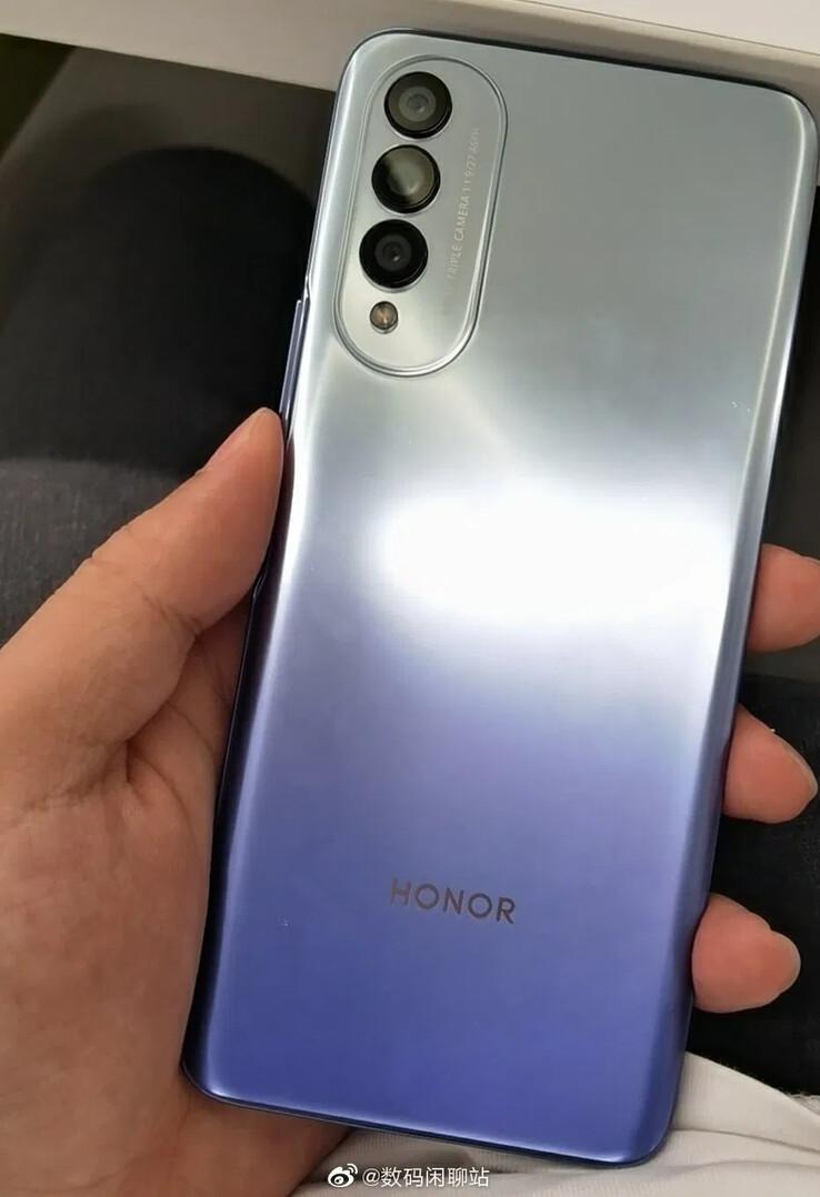 Le "Honor X20 " fait l'objet d'une prise en main. (Source : Weibo)