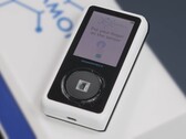 Le moniteur de glycémie non invasif D-Pocket nécessite uniquement que l'utilisateur pose son doigt sur le capteur. (Image source : DiaMonTech - édité)