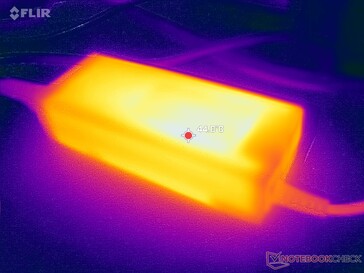 L'adaptateur CA peut atteindre plus de 45°C lors de l'utilisation de charges exigeantes