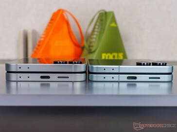 Galaxy Z Flip 7 FE (G) et Flip 7 (D) côte à côte ((image source : Notebookcheck)
