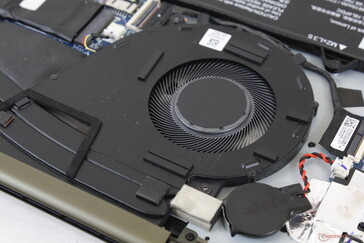 Un seul ventilateur de 50 mm est plus grand que sur la plupart des autres Ultrabooks sans GPU dédié. Les impulsions sont peu fréquentes et discrètes