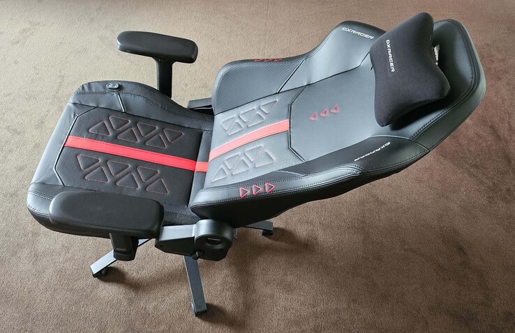 Vue latérale d'un employé de bureau utilisant un ordinateur portable HP Compaq nx6325, montrant l'écran classique de 15 pouces et la conception compacte de l'ordinateur portable.