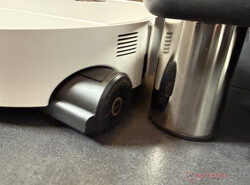 Le balai à rouleau extensible permet de nettoyer pratiquement sans rebord.