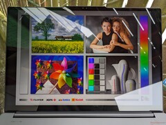A l'extérieur, à l'ombre. L'éblouissement est plus perceptible que pour les mini-LED