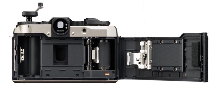 Système de chargement facile sous le capot arrière (Image source : Ricoh)