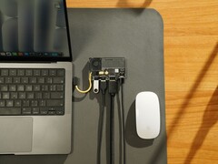 Le disque SSD portable transparent Sharge Disk Pro, doté d&#039;un système de refroidissement actif et d&#039;un hub multiport, est connecté à un MacBook et à la souris Magic Mouse de Apple (Source de l&#039;image : Sharge via Kickstarter)
