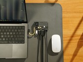 Le disque SSD portable transparent Sharge Disk Pro, doté d'un système de refroidissement actif et d'un hub multiport, est connecté à un MacBook et à la souris Magic Mouse de Apple (Source de l'image : Sharge via Kickstarter)