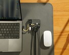 Le disque SSD portable transparent Sharge Disk Pro, doté d'un système de refroidissement actif et d'un hub multiport, est connecté à un MacBook et à la souris Magic Mouse de Apple (Source de l'image : Sharge via Kickstarter)