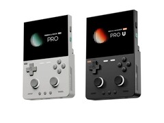 Le TrimUI Brick Pro (à gauche) fonctionne sous Linux et est moins performant que le Brick Hammer Pro U (à droite), équipé d'un processeur Android.
