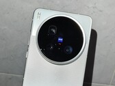 La vidéo de prise en main montre le Vivo X200 Ultra et son grand appareil photo Zeiss (Source : Little Red Book, Weibo)