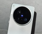 La vidéo de prise en main montre le Vivo X200 Ultra et son grand appareil photo Zeiss (Source : Little Red Book, Weibo)