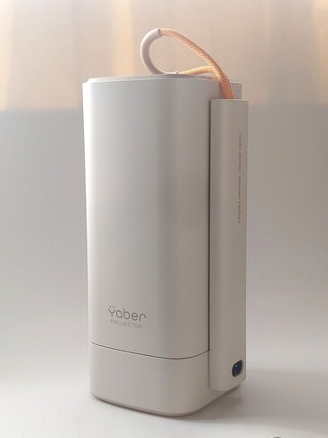 Le Yaber T1 Pro verrouille son objectif en position face vers le bas contre la base pour le protéger des dommages pendant le transport. (Source de l'image : Yaber)