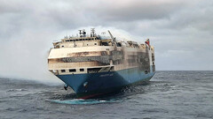 Felicity Ace brûle et les batteries EV alimentent les flammes (image : WSJ)