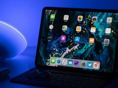 Le passage à la technologie "chip-on-film" devrait permettre d'améliorer l'efficacité énergétique de l'iPad Pro, dont l'ancien modèle est illustré. (Source de l'image : Daniel Korpai & Unsplash)