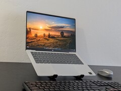 L'OmniBook 5 14 offre de nombreux avantages pour son faible prix, notamment un profil fin semblable à celui d'un EliteBook et même un écran OLED (Source d'image : Notebookcheck)