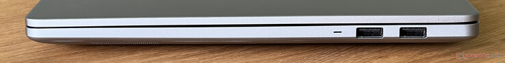 À droite : 2x USB-A 3.2 Gen 1 (5 Gbit/s)