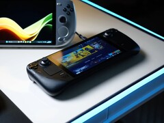 Une Steam Deck affichant l'écran d'accueil de SteamOS est posée sur un bureau d'un blanc éclatant, à côté de divers PC de jeu portables fonctionnant sous Windows, dont les appareils ASUS ROG Ally et Ayaneo. (Source de l'image : Notebookcheck)