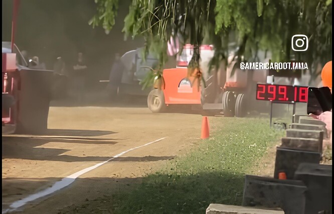 Le Tesla Cybertruck a réussi à tirer le traîneau sur une distance admirable de 299 pieds (Source de l'image : Reddit)