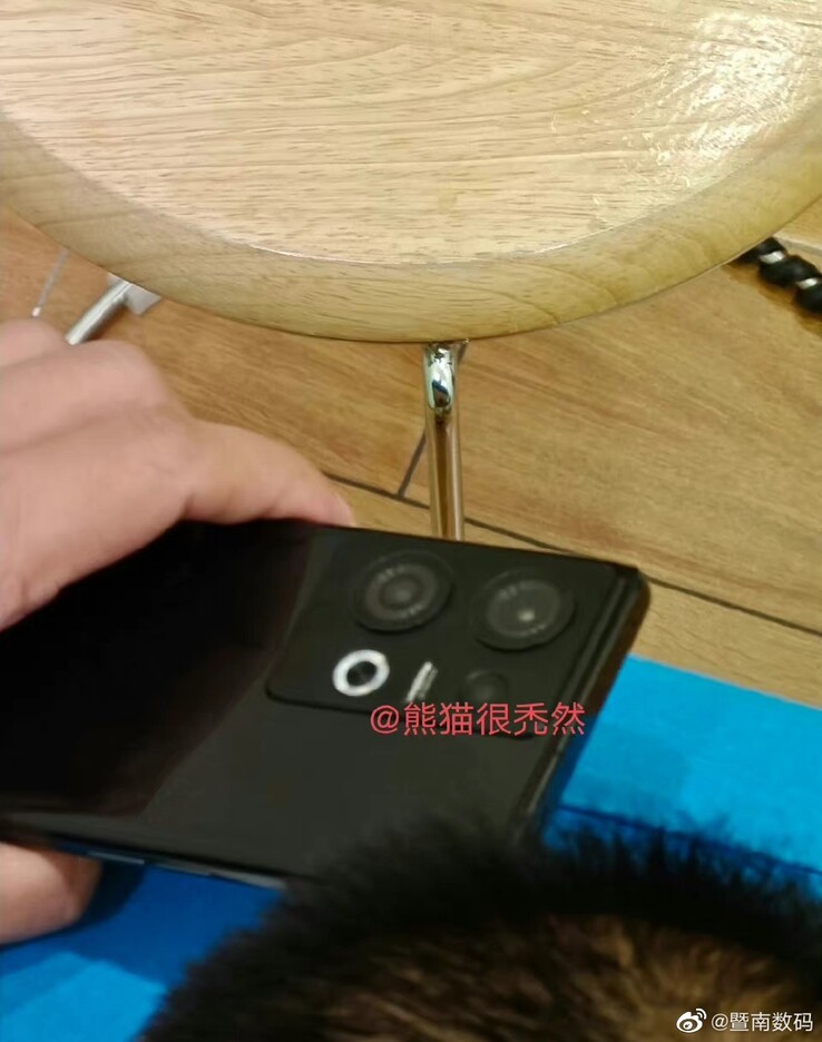 Ces images de prise en main seraient celles d'un appareil de la série Reno9, et non d'un OnePlus 10 Pro. (Source : Jinan Digital x Bald Panda via Weibo)