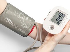 Une personne utilisant un tonomètre médical (Source de l'image : Mockup Graphics via Unsplash ; recadré)