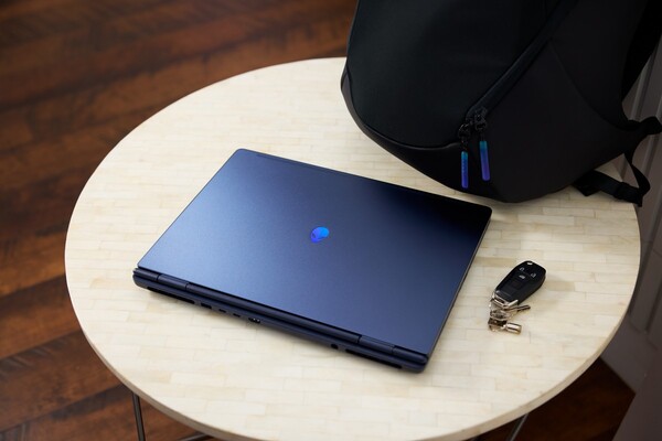 L'Alienware 16X Aurora est disponible dans une seule couleur appelée Interstellar Indigo qui a une finition satinée.