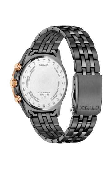 Le dos de la Citizen Eco-Drive BY1036-53L, mettant en valeur le bracelet en acier inoxydable noir et les codes UTC des villes gravés sur le fond du boîtier.