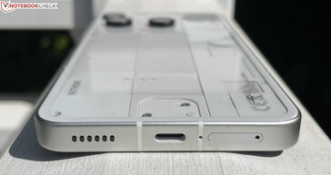 Bas : Haut-parleur, USB-C 2.0, microphone, double SIM