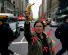 Femme tenant une banane : Quels sont les indices à rechercher ?