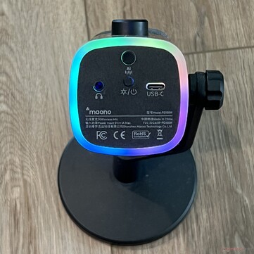 En bas : prise casque 3,5 mm, bouton d'alimentation/RGB, bouton de suppression du bruit, port USB-C pour la recharge et la connexion