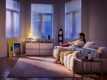 Le Leica Cine Play 1 Plus est équipé d'un pied inclinable intégré. (Source de l'image : Leica)