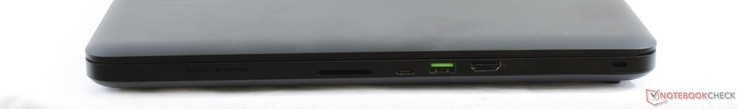 Côté droit : lecteur de carte SD, USB C Thunderbolt 3, USB 3.0, HDMI 2.0, verrou Kensington.