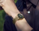 Montre Seiko Presage Classic x Tradman’s Bonsai portée au poignet, dotée d’un boîtier et d’un bracelet dorés ainsi que d’un cadran vert foncé.