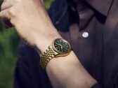 Montre Seiko Presage Classic x Tradman’s Bonsai portée au poignet, dotée d’un boîtier et d’un bracelet dorés ainsi que d’un cadran vert foncé.